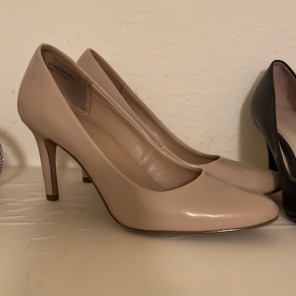 Kelly and Katie nude pumps